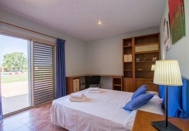 Rural house with pool for 15 people in Búger, Mallorca. 7 DBR, 5 BR (3 en suite), 1 Guest-WC, Wifi, sauna, pool, soccer field, golf course and idyllic outdoor area.