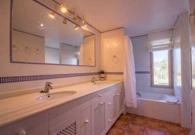 Rural house with pool for 15 people in Búger, Mallorca. 7 habitaciones dobles, 5 baños (3 en suite), 1 aseo, Wifi, sauna, piscina, campo de fútbol, campo de golf.