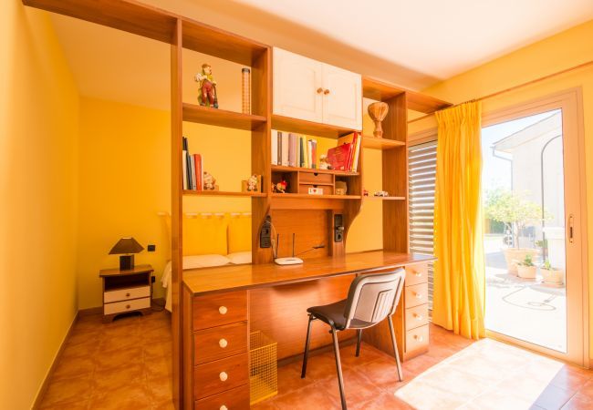 Rural house with pool for 15 people in Búger, Mallorca. 7 DBR, 5 BR (3 en suite), 1 Guest-WC, Wifi, sauna, pool, soccer field, golf course and idyllic outdoor area.