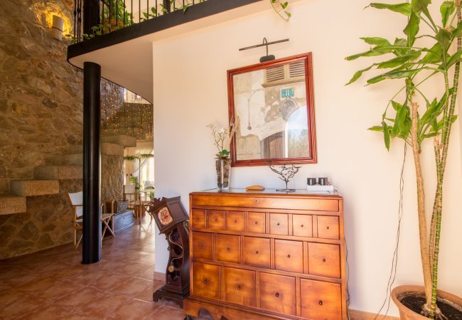 Rural house with pool for 15 people in Búger, Mallorca. 7 DBR, 5 BR (3 en suite), 1 Guest-WC, Wifi, sauna, pool, soccer field, golf course and idyllic outdoor area.