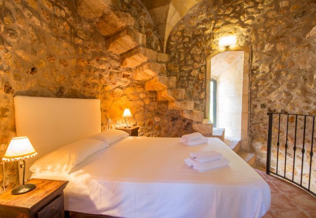 Rural house with pool for 15 people in Búger, Mallorca. 7 DBR, 5 BR (3 en suite), 1 Guest-WC, Wifi, sauna, pool, soccer field, golf course and idyllic outdoor area.