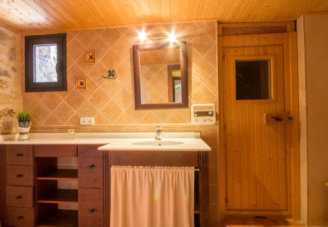 Rural house with pool for 15 people in Búger, Mallorca. 7 DBR, 5 BR (3 en suite), 1 Guest-WC, Wifi, sauna, pool, soccer field, golf course and idyllic outdoor area.