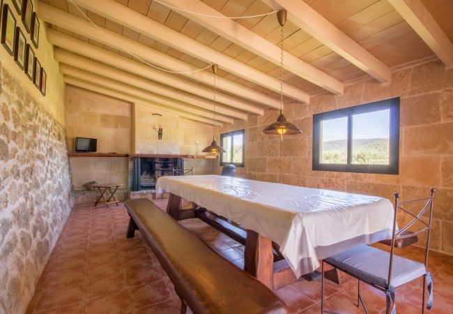 Rural house with pool for 15 people in Búger, Mallorca. 7 DBR, 5 BR (3 en suite), 1 Guest-WC, Wifi, sauna, pool, soccer field, golf course and idyllic outdoor area.