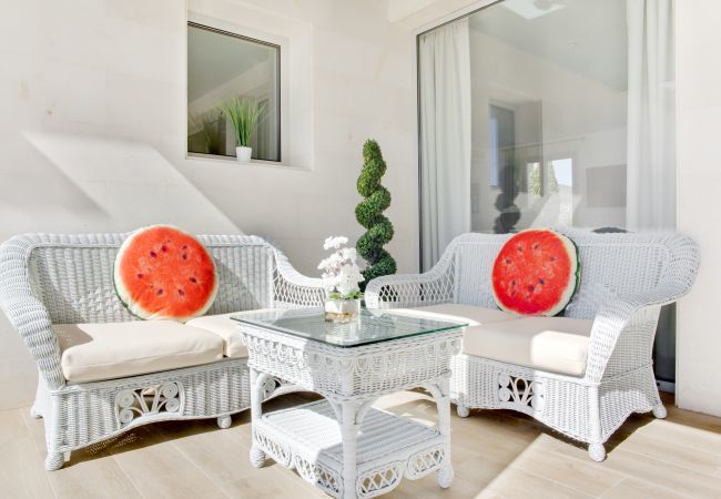 Villa with pool for 14 people in Inca, Mallorca. 7 DB, 7 bathrooms en suite, AC, wifi, bicycles, garden, swimming pool, barbecue, Football field and volleyball court,.