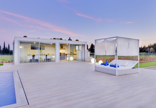 Villa with pool for 14 people in Inca, Mallorca. 7 DB, 7 bathrooms en suite, AC, wifi, bicycles, garden, swimming pool, barbecue, Football field and volleyball court,.