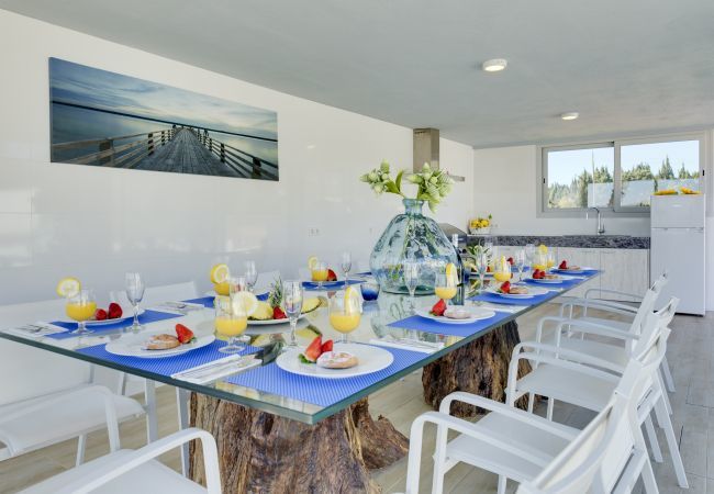 Villa with pool for 14 people in Inca, Mallorca. 7 DB, 7 bathrooms en suite, AC, wifi, bicycles, garden, swimming pool, barbecue, Football field and volleyball court,.