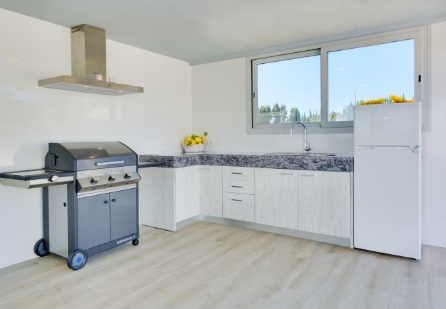 Villa with pool for 14 people in Inca, Mallorca. 7 DB, 7 bathrooms en suite, AC, wifi, bicycles, garden, swimming pool, barbecue, Football field and volleyball court,.