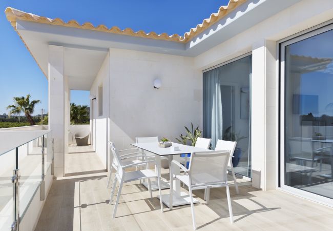 Villa with pool for 14 people in Inca, Mallorca. 7 DB, 7 bathrooms en suite, AC, wifi, bicycles, garden, swimming pool, barbecue, Football field and volleyball court,.