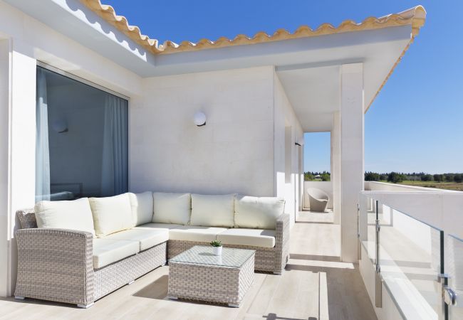 Villa with pool for 14 people in Inca, Mallorca. 7 DB, 7 bathrooms en suite, AC, wifi, bicycles, garden, swimming pool, barbecue, Football field and volleyball court,.