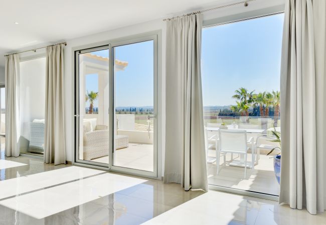 Villa with pool for 14 people in Inca, Mallorca. 7 DB, 7 bathrooms en suite, AC, wifi, bicycles, garden, swimming pool, barbecue, Football field and volleyball court,.