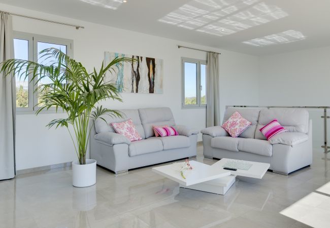 Villa with pool for 14 people in Inca, Mallorca. 7 DB, 7 bathrooms en suite, AC, wifi, bicycles, garden, swimming pool, barbecue, Football field and volleyball court