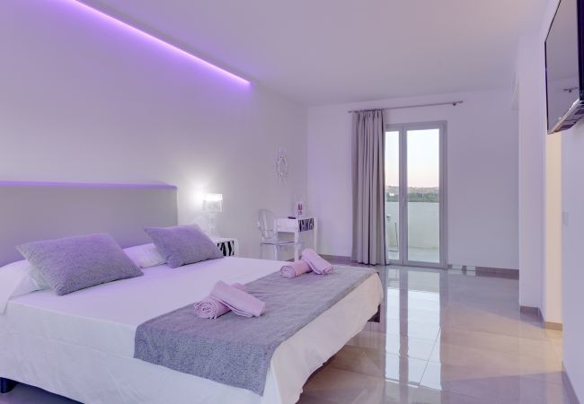 Villa with pool for 14 people in Inca, Mallorca. 7 DB, 7 bathrooms en suite, AC, wifi, bicycles, garden, swimming pool, barbecue, Football field and volleyball court,.
