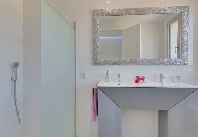 Villa with pool for 14 people in Inca, Mallorca. 7 DB, 7 bathrooms en suite, AC, wifi, bicycles, garden, swimming pool, barbecue, Football field and volleyball court,.