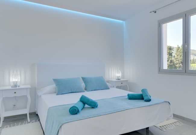 Villa with pool for 14 people in Inca, Mallorca. 7 DB, 7 bathrooms en suite, AC, wifi, bicycles, garden, swimming pool, barbecue, Football field and volleyball court,.