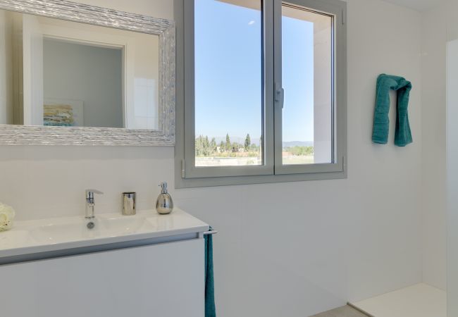 Villa avec piscine pour 14 personnes à Inca, Majorque. 7 DB, 7 bathrooms en suite, AC, wifi, bicycles, garden, swimming pool, barbecue, Football field and volleyball court,.