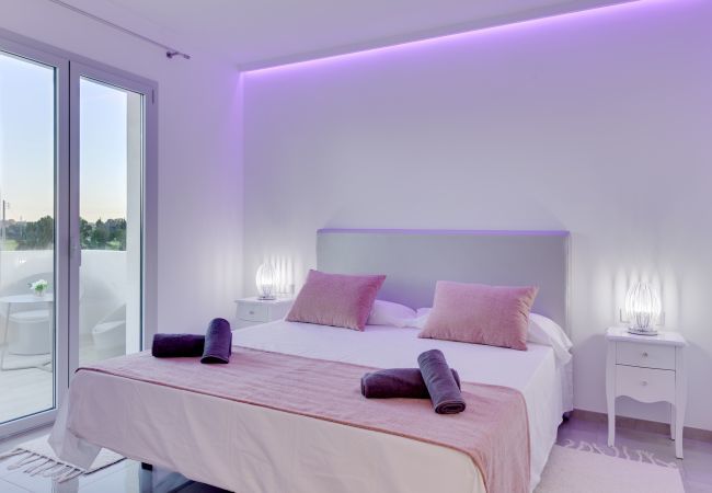 Villa with pool for 14 people in Inca, Mallorca. 7 DB, 7 bathrooms en suite, AC, wifi, bicycles, garden, swimming pool, barbecue, Football field and volleyball court,.
