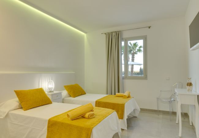 Villa with pool for 14 people in Inca, Mallorca. 7 DB, 7 bathrooms en suite, AC, wifi, bicycles, garden, swimming pool, barbecue, Football field and volleyball court,