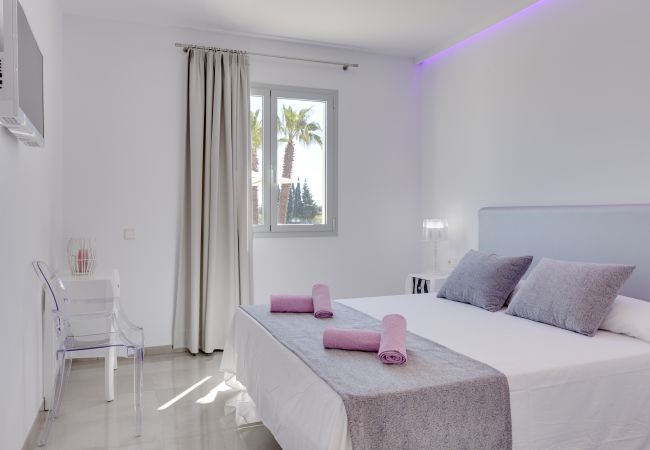 Villa with pool for 14 people in Inca, Mallorca. 7 DB, 7 bathrooms en suite, AC, wifi, bicycles, garden, swimming pool, barbecue, Football field and volleyball court,.
