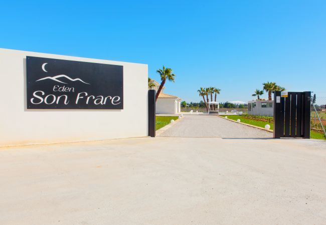Villa with pool for 14 people in Inca, Mallorca. 7 DB, 7 bathrooms en suite, AC, wifi, bicycles, garden, swimming pool, barbecue, Football field and volleyball court,.