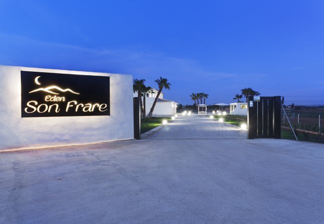 Villa with pool for 14 people in Inca, Mallorca. 7 DB, 7 bathrooms en suite, AC, wifi, bicycles, garden, swimming pool, barbecue, Football field and volleyball court,.