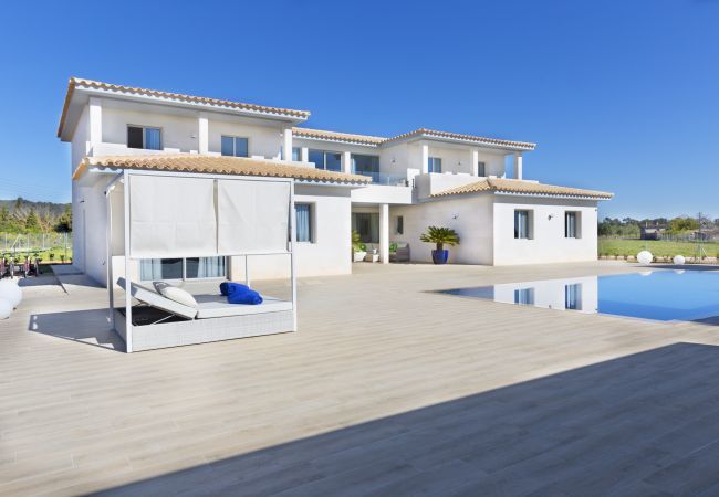 Villa with pool for 14 people in Inca, Mallorca. 7 DB, 7 bathrooms en suite, AC, wifi, bicycles, garden, swimming pool, barbecue, Football field and volleyball court,.