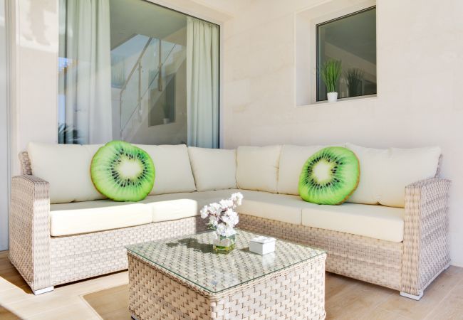 Villa with pool for 14 people in Inca, Mallorca. 7 DB, 7 bathrooms en suite, AC, wifi, bicycles, garden, swimming pool, barbecue, Football field and volleyball court,.