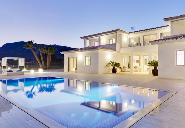 Villa with pool for 14 people in Inca, Mallorca. 7 DB, 7 bathrooms en suite, AC, wifi, bicycles, garden, swimming pool, barbecue, Football field and volleyball court,.