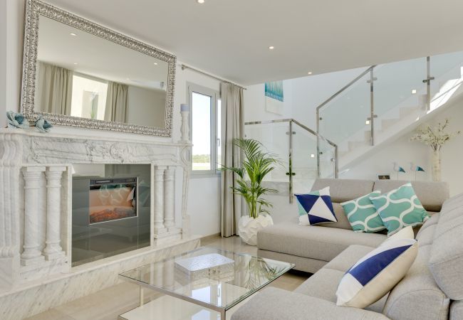 Villa with pool for 14 people in Inca, Mallorca. 7 DB, 7 bathrooms en suite, AC, wifi, bicycles, garden, swimming pool, barbecue, Football field and volleyball court,.