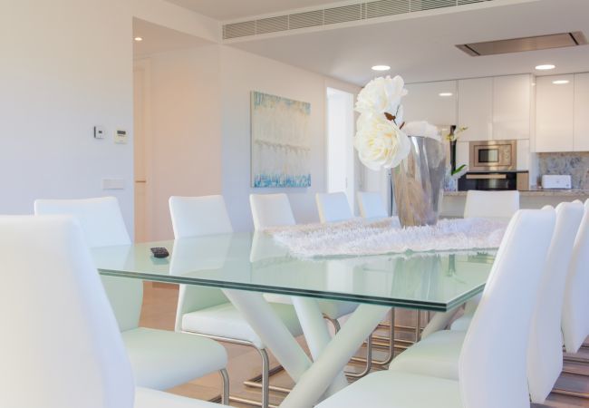 Villa with pool for 14 people in Inca, Mallorca. 7 DB, 7 bathrooms en suite, AC, wifi, bicycles, garden, swimming pool, barbecue, Football field and volleyball court,.