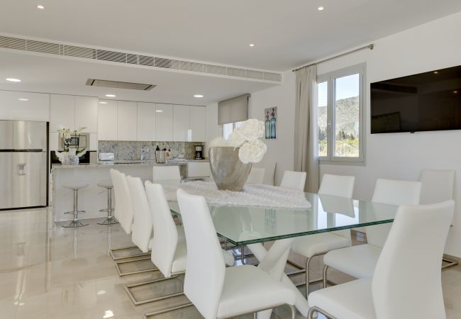 Villa with pool for 14 people in Inca, Mallorca. 7 DB, 7 bathrooms en suite, AC, wifi, bicycles, garden, swimming pool, barbecue, Football field and volleyball court,.