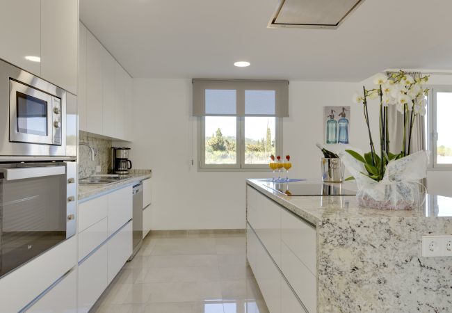 Villa with pool for 14 people in Inca, Mallorca. 7 DB, 7 bathrooms en suite, AC, wifi, bicycles, garden, swimming pool, barbecue, Football field and volleyball court,.