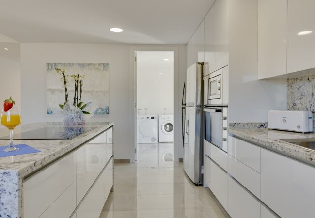 Villa with pool for 14 people in Inca, Mallorca. 7 DB, 7 bathrooms en suite, AC, wifi, bicycles, garden, swimming pool, barbecue, Football field and volleyball court,.