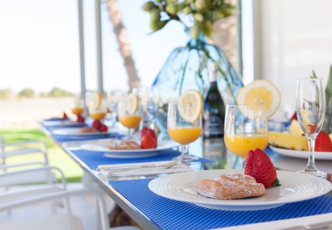 Villa with pool for 14 people in Inca, Mallorca. 7 DB, 7 bathrooms en suite, AC, wifi, bicycles, garden, swimming pool, barbecue, Football field and volleyball court,.
