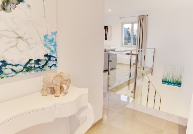 Villa with pool for 14 people in Inca, Mallorca. 7 DB, 7 bathrooms en suite, AC, wifi, bicycles, garden, swimming pool, barbecue, Football field and volleyball court,.
