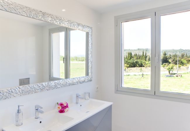 Villa with pool for 14 people in Inca, Mallorca. 7 DB, 7 bathrooms en suite, AC, wifi, bicycles, garden, swimming pool, barbecue, Football field and volleyball court,.