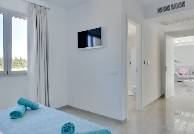 Villa with pool for 14 people in Inca, Mallorca. 7 DB, 7 bathrooms en suite, AC, wifi, bicycles, garden, swimming pool, barbecue, Football field and volleyball court,.