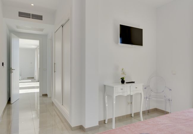 Villa with pool for 14 people in Inca, Mallorca. 7 DB, 7 bathrooms en suite, AC, wifi, bicycles, garden, swimming pool, barbecue, Football field and volleyball court,.