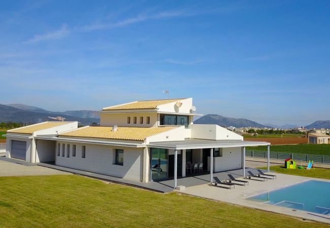 Villa with pool for 8 people in Sa Pobla, Mallorca. 4 Double Bedroom, 3 bathrooms, large fenced pool, garden, Wifi Internet, AC throughout the house and DOMOTIK-System