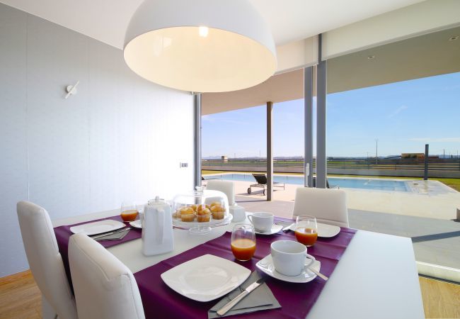 Villa with pool for 8 people in Sa Pobla, Mallorca. 4 Double Bedroom, 3 bathrooms, large fenced pool, garden, Wifi Internet, AC throughout the house and DOMOTIK-System