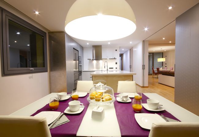 Villa with pool for 8 people in Sa Pobla, Mallorca. 4 Double Bedroom, 3 bathrooms, large fenced pool, garden, Wifi Internet, AC throughout the house and DOMOTIK-System
