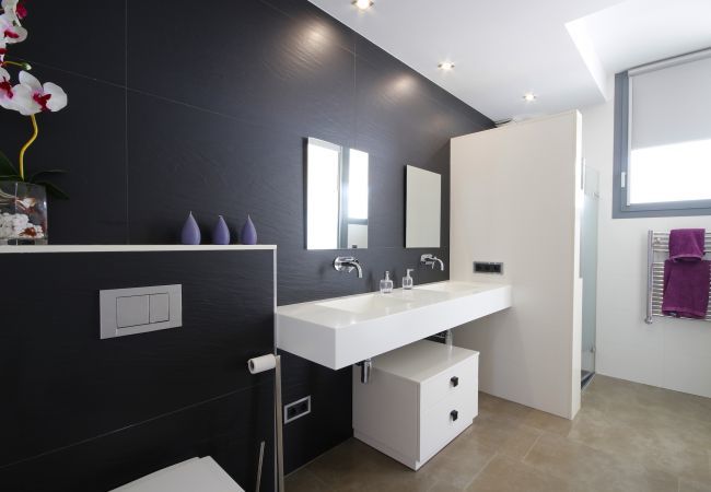Villa with pool for 8 people in Sa Pobla, Mallorca. 4 Double Bedroom, 3 bathrooms, large fenced pool, garden, Wifi Internet, AC throughout the house and DOMOTIK-System