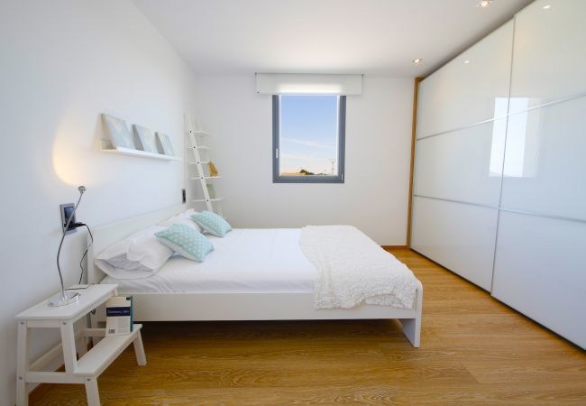Villa with pool for 8 people in Sa Pobla, Mallorca. 4 Double Bedroom, 3 bathrooms, large fenced pool, garden, Wifi Internet, AC throughout the house and DOMOTIK-System