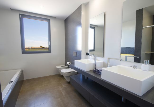Villa with pool for 8 people in Sa Pobla, Mallorca. 4 Double Bedroom, 3 bathrooms, large fenced pool, garden, Wifi Internet, AC throughout the house and DOMOTIK-System