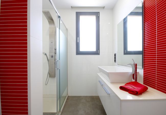 Villa with pool for 8 people in Sa Pobla, Mallorca. 4 Double Bedroom, 3 bathrooms, large fenced pool, garden, Wifi Internet, AC throughout the house and DOMOTIK-System