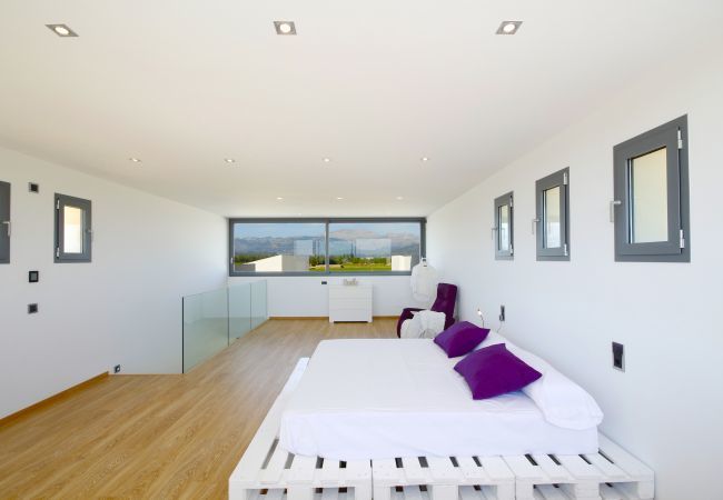 Villa with pool for 8 people in Sa Pobla, Mallorca. 4 Double Bedroom, 3 bathrooms, large fenced pool, garden, Wifi Internet, AC throughout the house and DOMOTIK-System