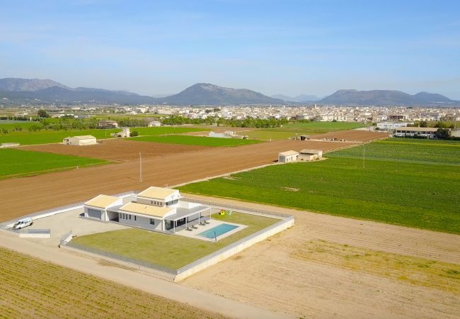 Villa with pool for 8 people in Sa Pobla, Mallorca. 4 Double Bedroom, 3 bathrooms, large fenced pool, garden, Wifi Internet, AC throughout the house and DOMOTIK-System