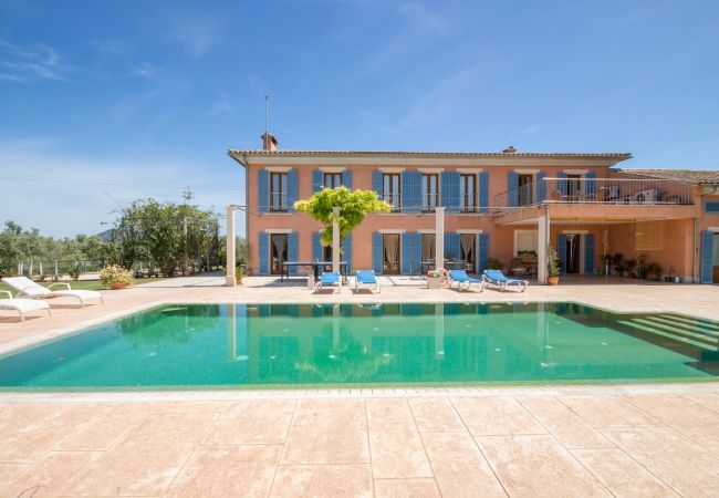 Villa with pool for 12 people in Sa Pobla, Mallorca 4 Double bedroom, 2 Single bedroom, 6 bathrooms, fitness room, pool, garden and BBQ, WIFI, view of the Tramuntana mountains