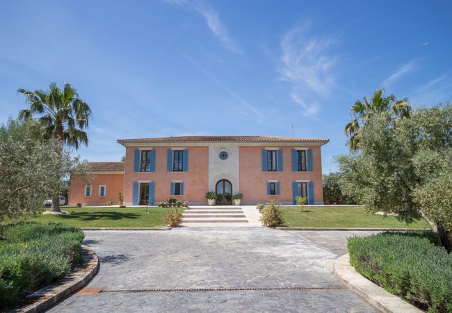 Villa with pool for 12 people in Sa Pobla, Mallorca 4 Double bedroom, 2 Single bedroom, 6 bathrooms, fitness room, pool, garden and BBQ, WIFI, view of the Tramuntana mountains