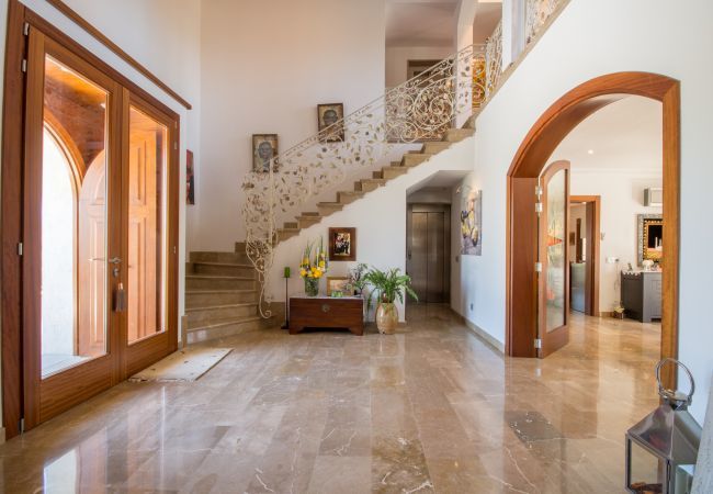 Villa with pool for 12 people in Sa Pobla, Mallorca 4 Double bedroom, 2 Single bedroom, 6 bathrooms, fitness room, pool, garden and BBQ, WIFI, view of the Tramuntana mountains