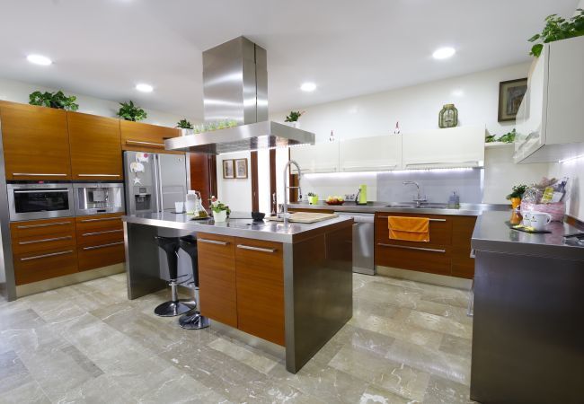 Villa with pool for 12 people in Sa Pobla, Mallorca 4 Double bedroom, 2 Single bedroom, 6 bathrooms, fitness room, pool, garden and BBQ, WIFI, view of the Tramuntana mountains